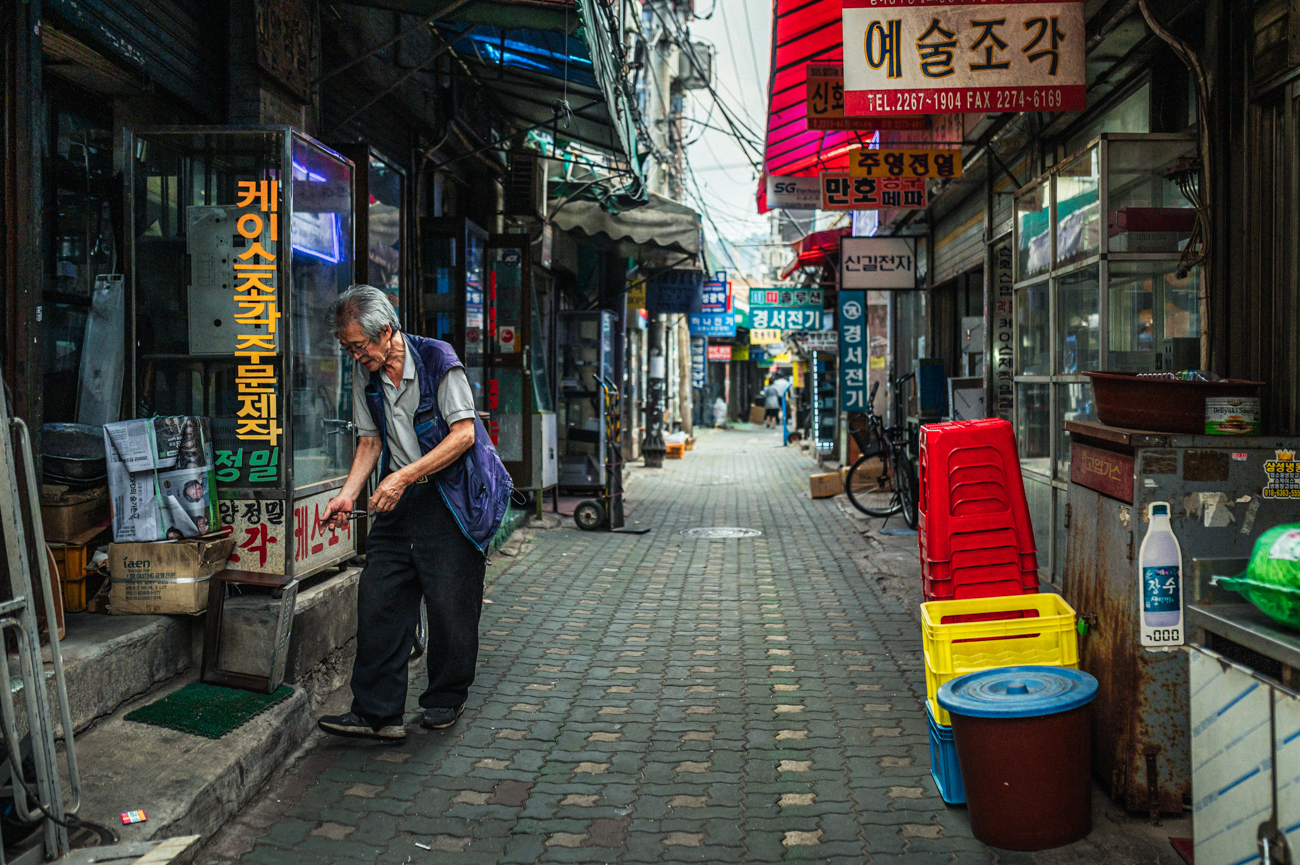 Vieille rue de Séoul avec un coréen Vieille rue de Séoul traditionnelle