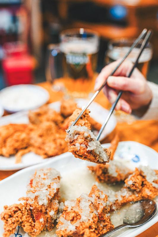 poulet frit traditionnel de Euljiro. Spécialité à la coréenne! Poulet frit à l'ail de Séoul